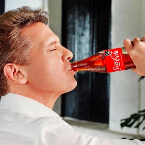 Famosa refresquera responde a denuncia por campaña con Luis Miguel y asegura que cumple la ley