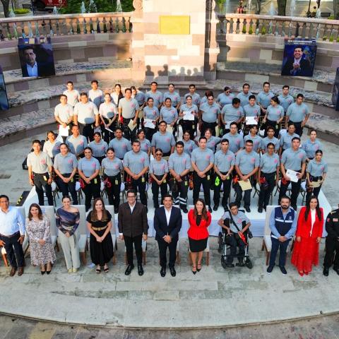 Leo Montañez encabeza ceremonia de graduación de 51 nuevos bomberos de Aguascalientes