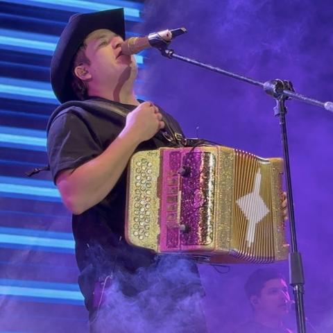Remmy Valenzuela se gana al público de San Francisco de los Romo, Aguascalientes