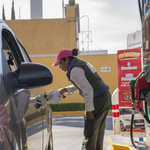Mujeres despachadoras de gasolina