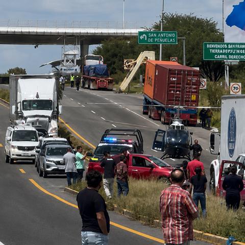 La víctima, de 61 años, quedó prensada tras el impacto de un auto contra un camión de personal en la 45 sur