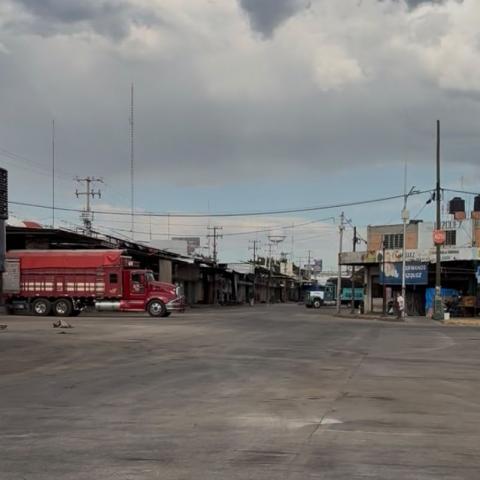 Cuestionan contratación de ex policía señalado de vínculos con el crimen para tareas de seguridad en el agropecuario; administración responde
