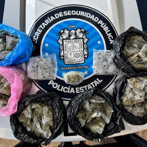 El fuerte olor a marihuana llamó la atención de policías estatales. En una mochila estaban los envoltorios