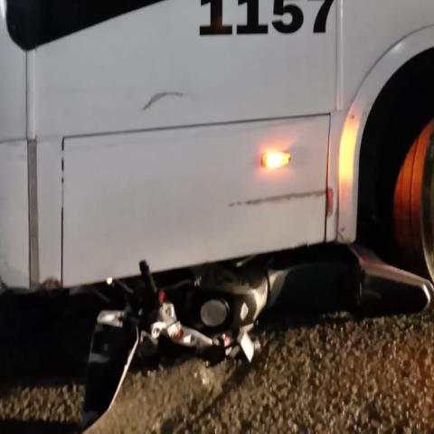 El adolescente circulaba entre carriles y al intentar dar vuelta a la izquierda fue alcanzado por un autobús; sus padres decidieron que no recibiera atención médica
