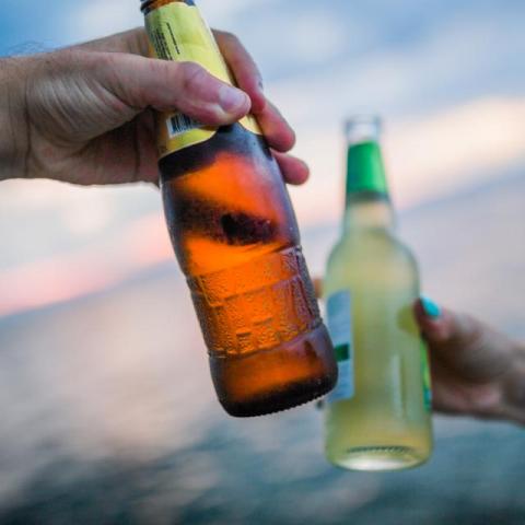 Jóvenes ya no toman alcohol; cerveceros locales identifican bajas en 25% de ventas 