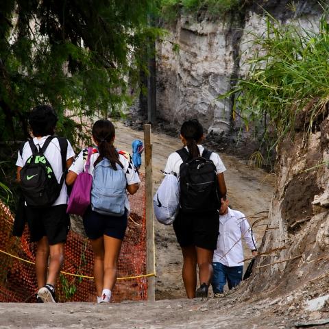 Estudiantes de la Universidad Tecnológica cruzando socavón