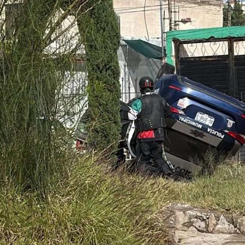 La uniformada que iba al volante no sufrió lesiones a pasar de que la unidad abrió un boquete en la barda de una vivienda de Municipio Libre