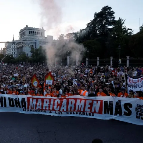 Protesta masiva en Madrid por desahucio de adulta mayor tras 70 años; Sindicato de Inquilinas convoca acampada en Sol