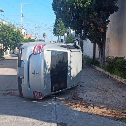 Ignoró el señalamiento de alto y su Renault Logan terminó recostado sobre uno de sus costados tras ser impactado por un Volkswagen Golf 