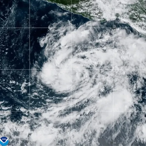Se forma el huracán "Vance", acercándose a las costas del Pacífico mexicanas
