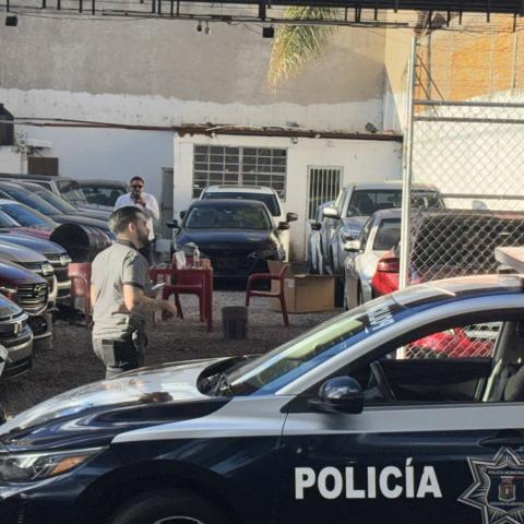 Dueño y empleado fueron encerrados en la oficina mientras los sujetos se llevaban las camionetas