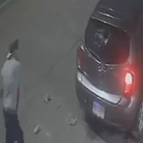 Antes de darse a la fuga vandalizaron el auto en el que viajaba la mujer al momento del incidente
