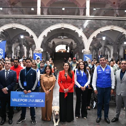 Tere Jiménez y Fundación Telmex entregan becas, equipos y apoyos a estudiantes y adultos mayores