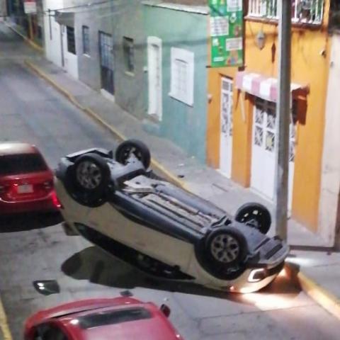 Chocó contra un automóvil estacionado y terminó con las llantas hacia arriba. Increíblemente, salió ileso del aparatoso accidente