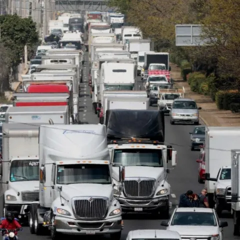 Canacar mantiene paro nacional de transportistas este lunes; rechanzan diálogo con Segob