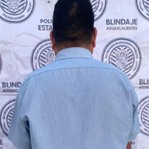 Fue interceptado en la colonia Ojo de Agua después de intentar huir al observar una patrulla. Los policías encontraron una orden de aprehensión