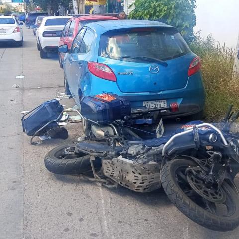 El religioso conducía un Jetta cuando le cerró el paso a un oficial del Grupo Pegaso. La motocicleta terminó estrellándose contra un automóvil estacionado