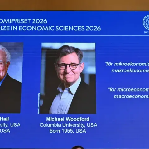 Otorgan Nobel de economía a los estadounidenses Hall y Woodford