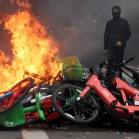 Más de 200 personas en la cárcel tras protestas en Francia