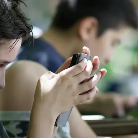 Grecia prohíbe el acceso a las redes sociales a los menores de 15 años
