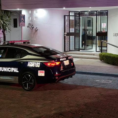 Uno de los hampones vigilaba desde el exterior mientras su cómplice amenazaba al personal de recepción para apoderarse de una fuerte suma de dinero