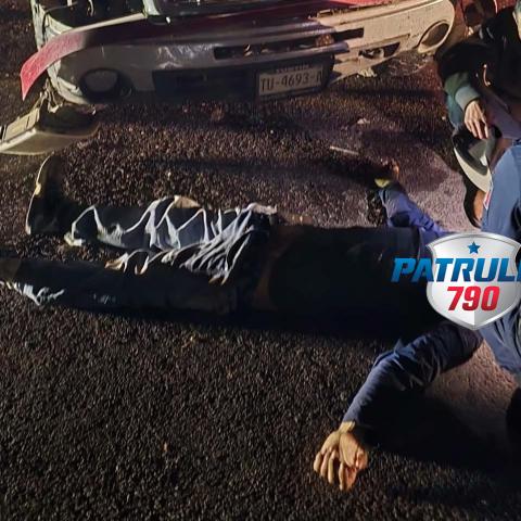 Una camioneta GMC Sierra se salió de la carretera y tras dar varias volteretas, sus dos ocupantes salieron expulsados de la unidad 