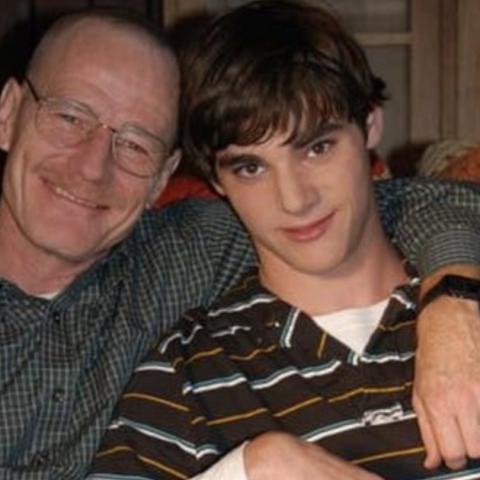 Bryan Cranston lamenta la muerte de R.J. Mitte y lo despide con emotivo mensaje