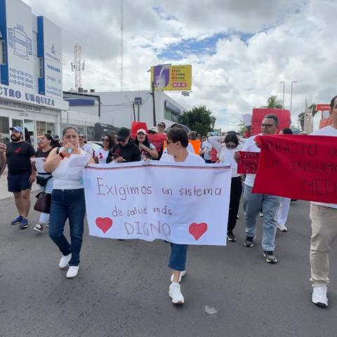 Persisten manifestaciones de IMSS Aguascalientes por mejoras en el Instituto; marchan a delegación