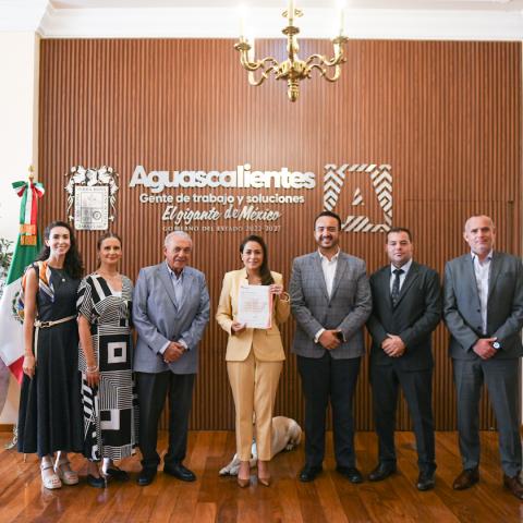 Tere Jiménez y directivos de VOLMEX