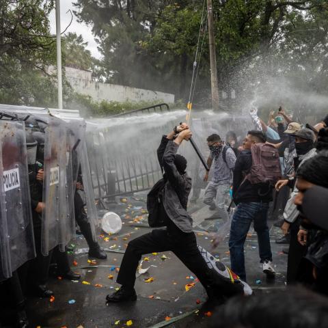 Miles de ciudadanos protestan por agua contaminada en Guadalajara