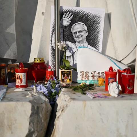 Dan de alta al papa León XIV tras cirugía; podrá volver al Vaticano