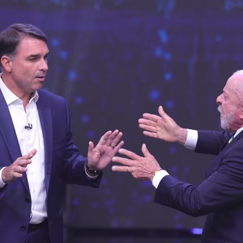 Lula y Flávio Bolsonaro se enfrentan en debate con ofensas y acusaciones 