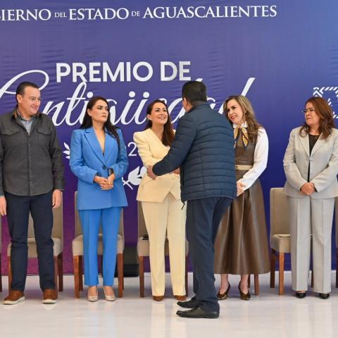 Tere Jiménez entrega reconocimientos por antigüedad a servidores públicos de Aguascalientes