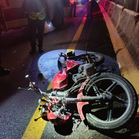 Perdido el control de su motocicleta y se impactó contra el muro de contención de la 45 norte en La Punta, Cosío