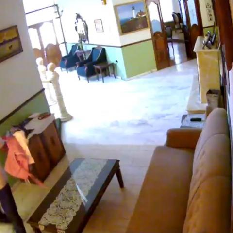 La familia exige una explicación de la Jueza y exhibe los videos del sujeto prendiendo fuego a varias prendas y trasladándolas de una habitación a otra para extender el incendio