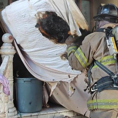 Llevaba varios días habitando la vivienda sin permiso, un familiar llegó al lugar, lo encontró dentro y lo entregó a la Policía Municipal