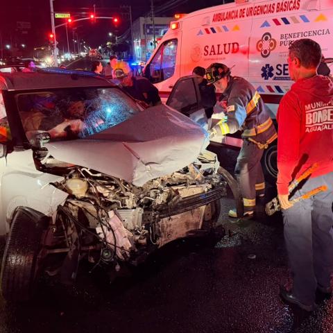 Fue impactado por otro automóvil y terminó derribando cuatro bolardos antes de estrellarse contra el portón de un negocio