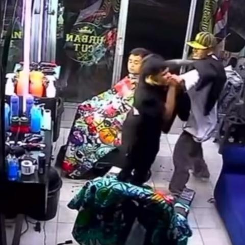 El presunto delincuente fingió ser un cliente más, pero cuando anunció el asalto, el encargado reaccionó con una lluvia de golpes que quedó grabada en video