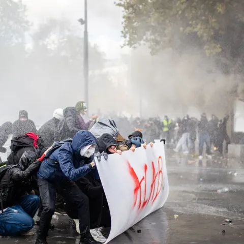 Macron culpa a la "extrema izquierda" de protestas en Francia