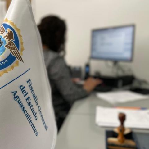Un juez ordenó que no pueda convivir con el niño mientras continúa la investigación