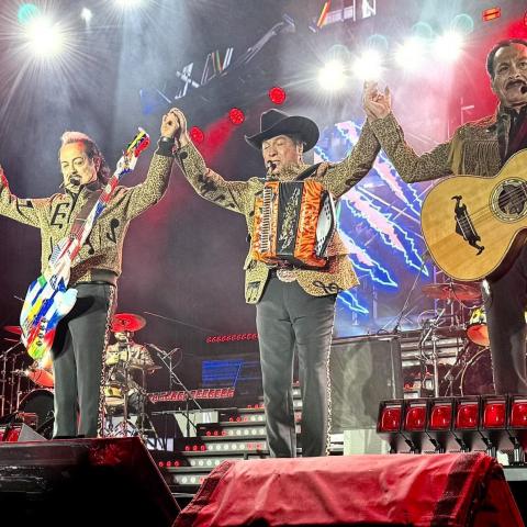 Los Tigres del Norte ofrecen concierto de 3 horas lleno de clásicas baladas y corridos 