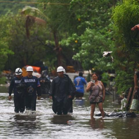 El huracán "Simón" tocará tierra a medianoche; se mantiene como categoría 3