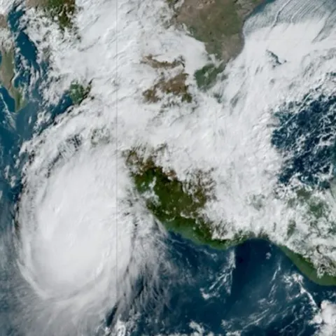 Alertan por lluvias torrenciales en siete estados por el huracán "Trudy" y el frente frío 2