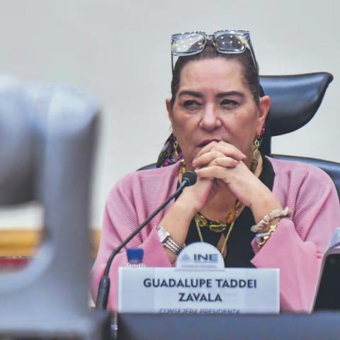 Guadalupe Taddei descarta renunciar al INE; acusa golpeteo político ante investigación de la ASF