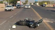 Entre la vida y la muerte se debate la conductora de una moto