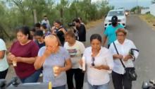 Familiares de mineros en Coahuila rezan 