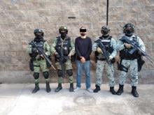 Elementos del ejército mexicano presentan la detención del autor de los narco-bloqueos en Colima