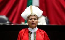 Diputada de Aguascalientes presenta iniciativa vestida de obispo