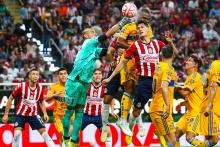 Tigres se imponen a Chivas