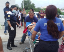 Muere madre de familia al ser arrollada en su moto por una veloz camioneta